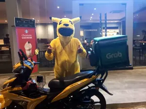 Kocak! Driver Ojol Ini Pakai Kostum Pikachu untuk Antar Makanan Kocak! Driver Ojol Ini Pakai Kostum Pikachu untuk Antar Makanan