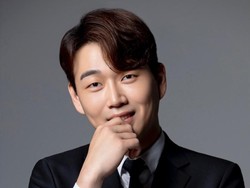 Debut Hwang Young Woong Raih Double Platinum di Tengah Kontroversi