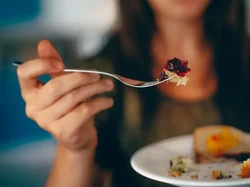 Mengapa Ibu Rumah Tangga Selalu Dapat Makanan Sisa? Ini Sebabnya