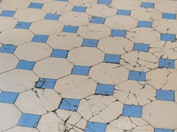 Nggak Perlu Ganti, Begini Cara Perbaiki Lantai Keramik Pecah