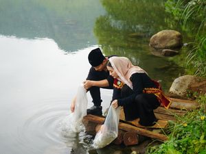 Jaga Kelestarian Sungai, Bupati Trenggalek Tebar Benih Ikan di Kedung Robot