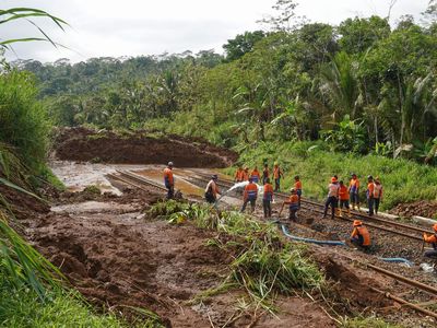 Jalur Kereta Api di Banyumas Tertimbun Longsor, Perjalanan Dialihkan