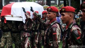 Jenazah Doni Monardo Dimakamkan Secara Militer di TMP Kalibata