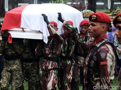 Jenazah Doni Monardo Dimakamkan Secara Militer di TMP Kalibata