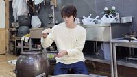Senang Masak, Jin BTS Coba Bikin Arak dan Sajikan Daging Babi