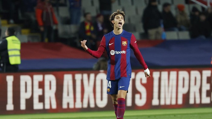 Barcelonas Joao Felix celebrates after scoring the opening goal during the Spanish La Liga soccer match between Barcelona and Atletico Madrid at the Olimpic Lluis Companys stadium in Barcelona, Spain, Sunday, Dec. 3, 2023. (AP Photo/Joan Monfort)