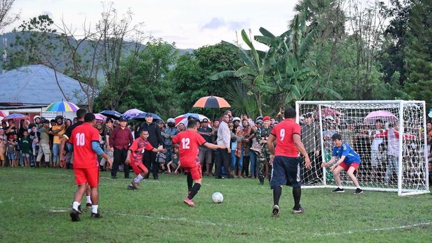 Presiden Jokowi bermain sepak bola mengenakan kaos bernomor 22 di Manggarai Barat, Nusa Tenggara Timur, Senin (4/12).