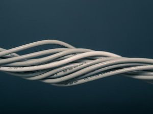 Isolator: Fungsi, Karakteristik, Cara Kerja, dan Contoh Bendanya Isolator: Fungsi, Karakteristik, Cara Kerja, dan Contoh Bendanya