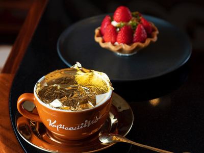 Ada Pastry hingga Kopi Berlapis Emas di Kafe Milik Salt Bae