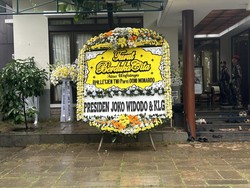Karangan Bunga Banjiri Rumah Duka Eks Kepala BNPB Doni Monardo