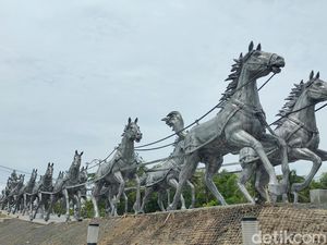 Patung Kereta Ditarik 12 Kuda, Tetenger Baru Kulon Progo Dab!