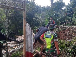 2 Rumah di Jalan Poros Sinjai-Malino Tertimbun Longsor, Akses Lalin Lumpuh 2 Rumah di Jalan Poros Sinjai-Malino Tertimbun Longsor, Akses Lalin Lumpuh
