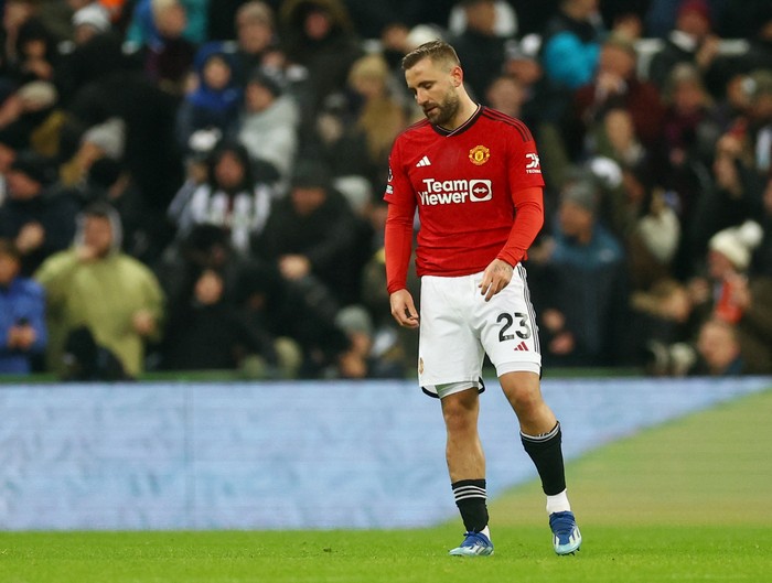 Soccer Football - Premier League - Newcastle United v Manchester United - St James Park, Newcastle, Britain - December 2, 2023 Manchester Uniteds Luke Shaw looks dejected after Newcastle Uniteds Anthony Gordon scores their first goal Action Images via Reuters/Lee Smith NO USE WITH UNAUTHORIZED AUDIO, VIDEO, DATA, FIXTURE LISTS, CLUB/LEAGUE LOGOS OR LIVE SERVICES. ONLINE IN-MATCH USE LIMITED TO 45 IMAGES, NO VIDEO EMULATION. NO USE IN BETTING, GAMES OR SINGLE CLUB/LEAGUE/PLAYER PUBLICATIONS.