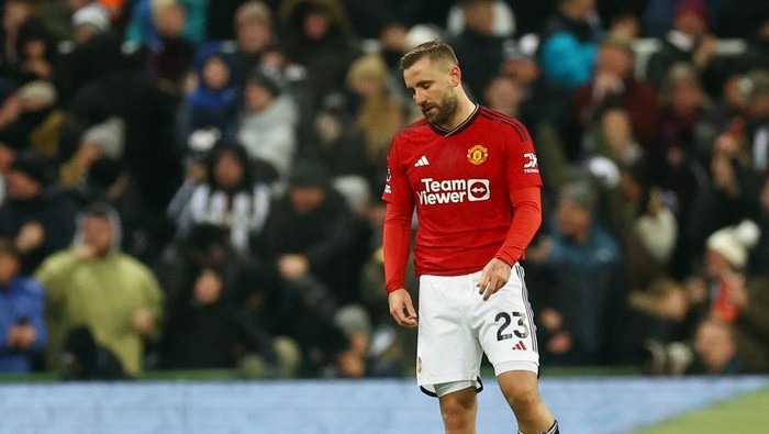 Soccer Football - Premier League - Newcastle United v Manchester United - St James Park, Newcastle, Britain - December 2, 2023 Manchester Uniteds Luke Shaw looks dejected after Newcastle Uniteds Anthony Gordon scores their first goal Action Images via Reuters/Lee Smith NO USE WITH UNAUTHORIZED AUDIO, VIDEO, DATA, FIXTURE LISTS, CLUB/LEAGUE LOGOS OR LIVE SERVICES. ONLINE IN-MATCH USE LIMITED TO 45 IMAGES, NO VIDEO EMULATION. NO USE IN BETTING, GAMES OR SINGLE CLUB/LEAGUE/PLAYER PUBLICATIONS.