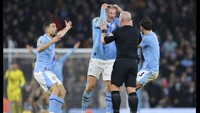 Ini adalah momen Haaland mengamuk ke ke wasit Simon Hooper. Foto: dok. Internet/X (Twitter)