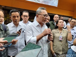 Zulhas Sidak ke Pasar Johar, Borong 20 Kg Ayam Rp 700 Ribu