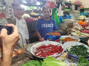 Mendag Temukan Harga Cabai Rp 100 Ribu per Kg di Pasar Genteng Surabaya Mendag Temukan Harga Cabai Rp 100 Ribu per Kg di Pasar Genteng Surabaya