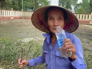 Nenek Vietnam Ini Bertahan Hidup dengan Minum Soft Drink Selama 50 Tahun Nenek Vietnam Ini Bertahan Hidup dengan Minum Soft Drink Selama 50 Tahun