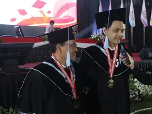 Ayah dan Anak Ini Kuliah-Wisuda S2 Bareng, Kompak Lulus dari Telkom University