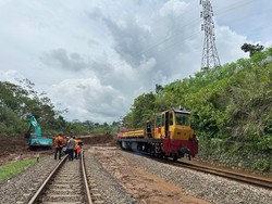 Material Longsor di Jalur Rel KA Banyumas Baru Terangkat Sebagian