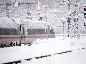 Penampakan Salju Tebal Ganggu Sistem Transportasi Jerman