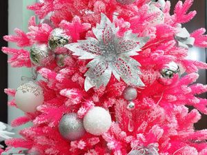 Tren Barbiecore Belum Redup, Pohon Natal Pink Banyak Dicari untuk Dekorasi