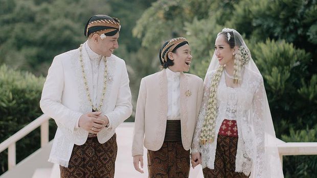 Potret Noah Sinclair di pernikahan sang ibunda, BCL.