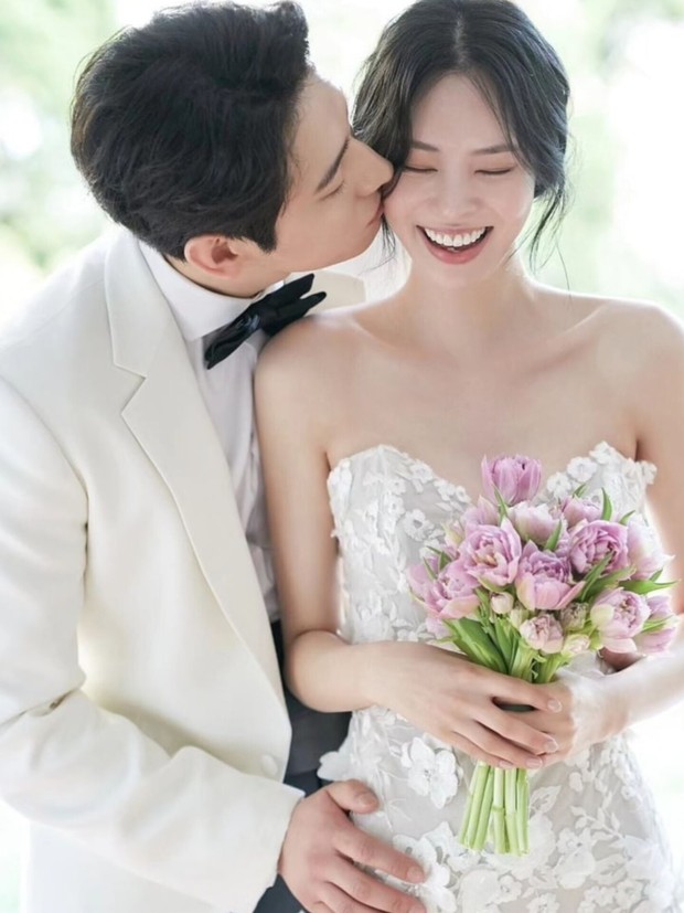 Potret pernikahan Yoon Park dan Kim Soo Bin/ Foto: soompi.com Potret pernikahan Yoon Park dan Kim Soo Bin