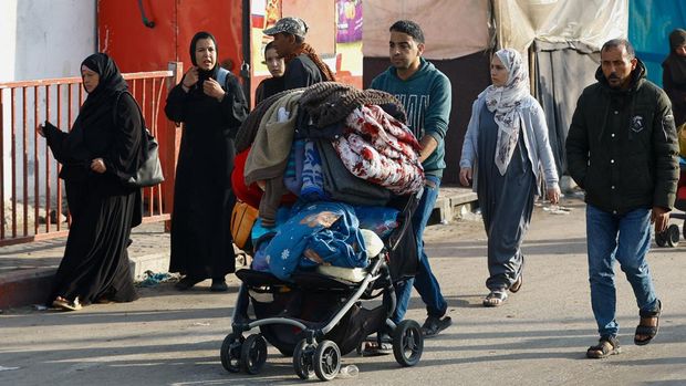 Women with children sit in a trailer, as Palestinians flee their houses due to Israeli strikes, after a temporary truce between Hamas and Israel expired, in the eastern part of Khan Younis in the southern Gaza Strip, December 1, 2023. REUTERS/Ibraheem Abu Mustafa