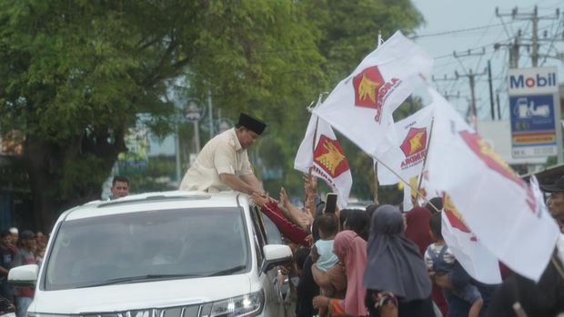 Calon presiden nomor urut 2 Prabowo Subianto saat menyapa pendukungnya saat kampanye perdana di Tasikmalaya, Jawa Barat, Sabtu (2/12/2023). Arsip foto DPP Gerindra