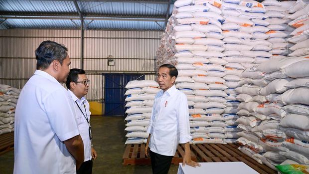 Presiden Joko Widodo (Jokowi) bagi-bagi bantuan beras Cadangan Beras Pemerintah (CBP) hingga mengecek gudang beras bulog di Batu Cermin, Labuan Bajo, Kabupaten Manggarai Barat, Provinsi Nusa Tenggara Timur (NTT), pada Senin, (4/12/2023). (Dok. Muchlis Jr - Biro Pers Sekretariat Presiden)