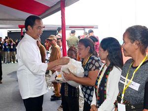 Kunker ke NTT, Jokowi Cek Gudang Bulog hingga Beri Bantuan Pangan