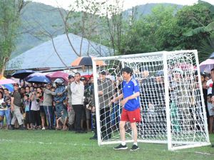Momen Jokowi Jadi Kiper saat Main Bola Bersama Warga di NTT Momen Jokowi Jadi Kiper saat Main Bola Bersama Warga di NTT