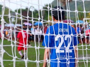 Pakai Jersey Nomor 22, Jokowi Main Bola Bareng Warga NTT Pakai Jersey Nomor 22, Jokowi Main Bola Bareng Warga NTT