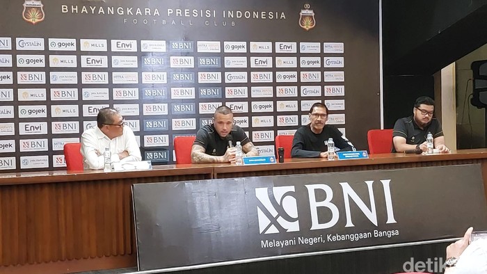 Bhayangkara FC perkenalkan Radja Nainggolan.