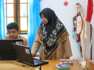 Cerita Guru Perbatasan Hadapi Gelombang Laut dan Darat demi Mengajar Cerita Guru Perbatasan Hadapi Gelombang Laut dan Darat demi Mengajar
