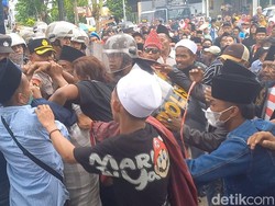 Demo di Sampang Ricuh, Massa Blokade Jalan dan Segel Bank