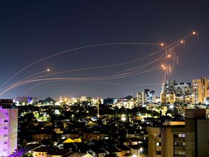 Balas Bombardir di Gaza, Hamas Luncurkan 10 Rudal ke Israel Balas Bombardir di Gaza, Hamas Luncurkan 10 Rudal ke Israel