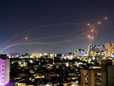 Roket Beterbangan Saat Israel-Hamas Kembali Saling Serang