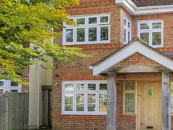 Efek Perang Timur Tengah, Inggris Wajibkan Rumah Baru Pakai Panel Surya