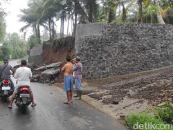 Senderan Pura di Klungkung Ambruk Setelah Diguyur Hujan Deras