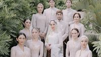 6 Foto Inspirasi Seragam Keluarga dan Bridesmaid dari Pernikahan BCL dan Tiko