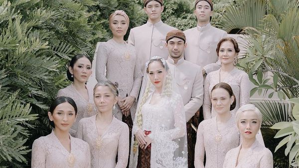 6 Foto Inspirasi Seragam Keluarga dan Bridesmaid dari Pernikahan BCL dan Tiko