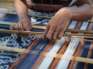 Kain Tenun Sumba Jadi Pembungkus Jenazah, Nilainya Tembus Puluhan Juta
