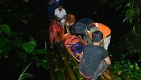 Momen Petugas Evakuasi Pendaki dari Gunung Marapi, Ditandu-Digendong