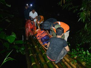 Momen Tim SAR Evakuasi 2 Pendaki Selamat dari Erupsi Gunung Marapi
