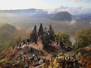 Menikmati Lanskap Bromo, Taman Nasional Terindah Ketiga di Dunia Menikmati Lanskap Bromo, Taman Nasional Terindah Ketiga di Dunia