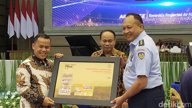 TNI AU bersama PT Pos Indonesia dan Kemenkominfo meluncurkan prangko bertema pahlawan nasional TNI AU. (Tina S/detikcom)