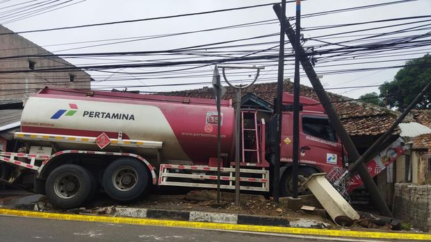 Truk tangki BBM Pertamina oleng dan menabrak warung pinggir jalan Pandeglang-Labuan.