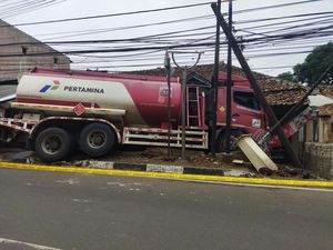 Polisi Sebut Ibu-Anak Hampir Tertabrak Truk Tangki Pertamina di Pandeglang